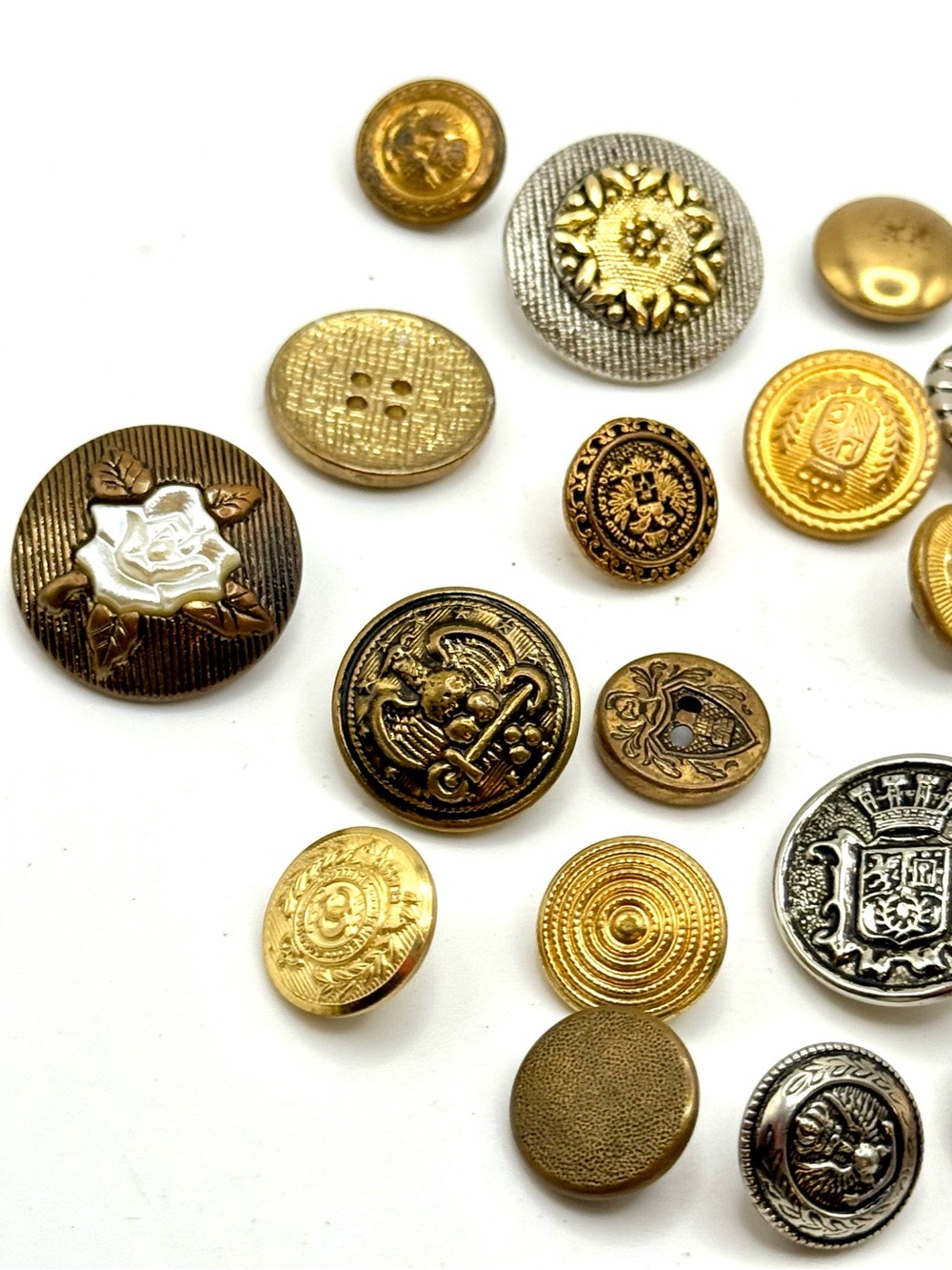 Vintage military and fashion buttons - Lot 
23